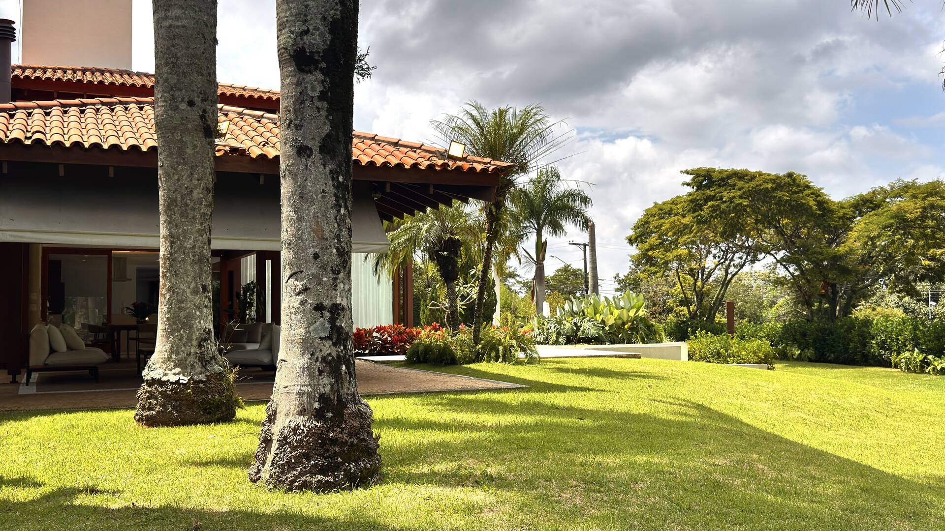 Casa com 5 suítes, terreno de 2.500 m² e vista aberta à venda no Alphaville 8