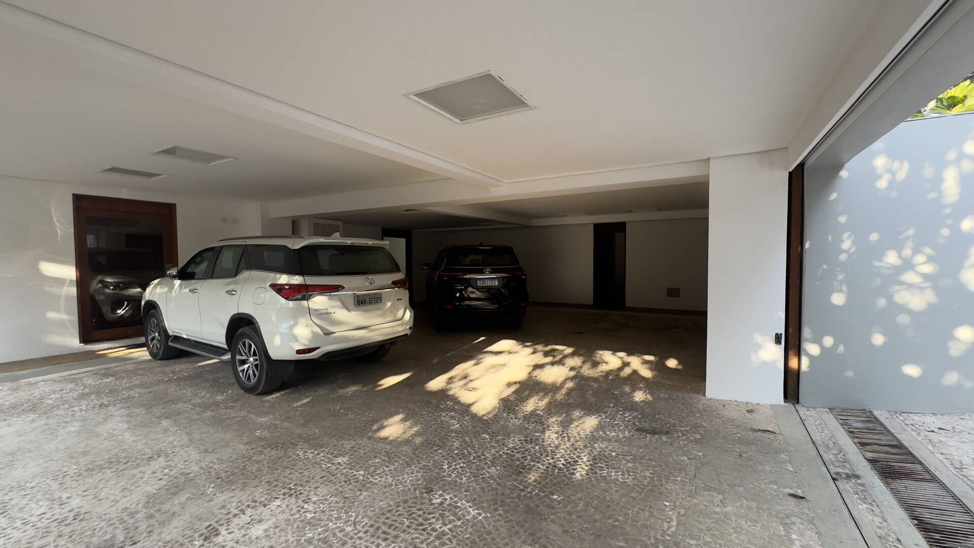 Casa Contemporânea com Vista Permanente, Piscina com Raia e Projeto Autoral em Alphaville