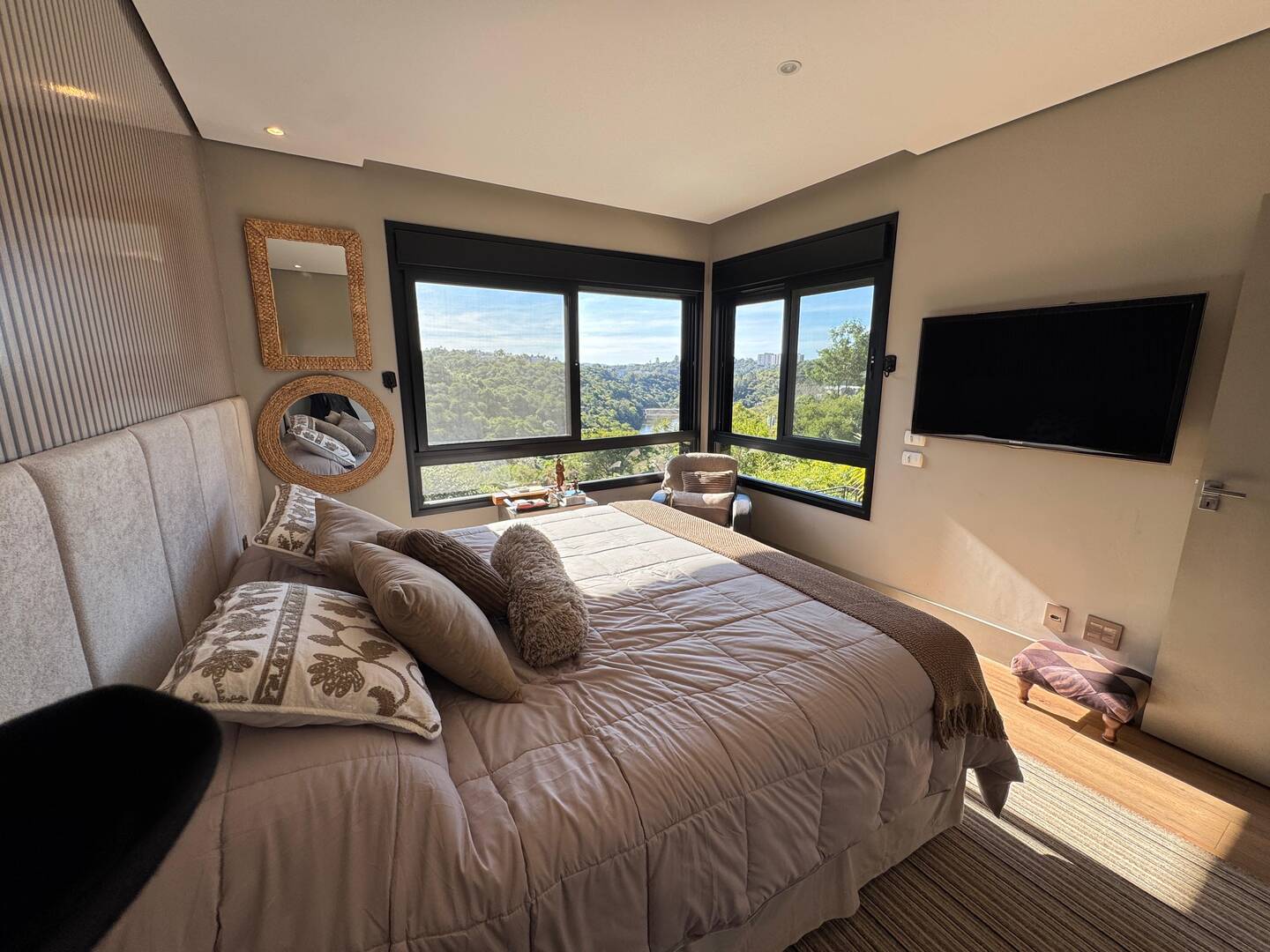 Casa contemporânea com vista para o lago e mata preservada no Gênesis 2
