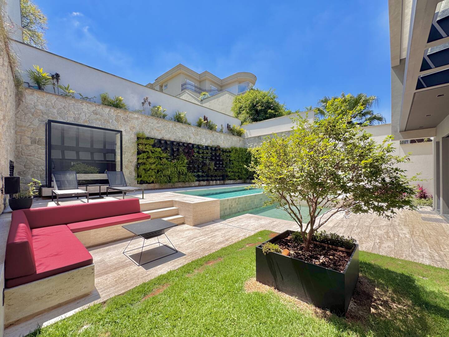 Casa nova e mobiliada à venda no Villa Solaia com 4 suítes e lazer completo