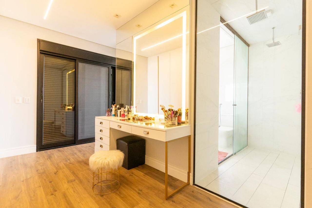 Casa Contemporânea à Venda em Alphaville com 4 Suítes, Spa e Projeto Inteligente