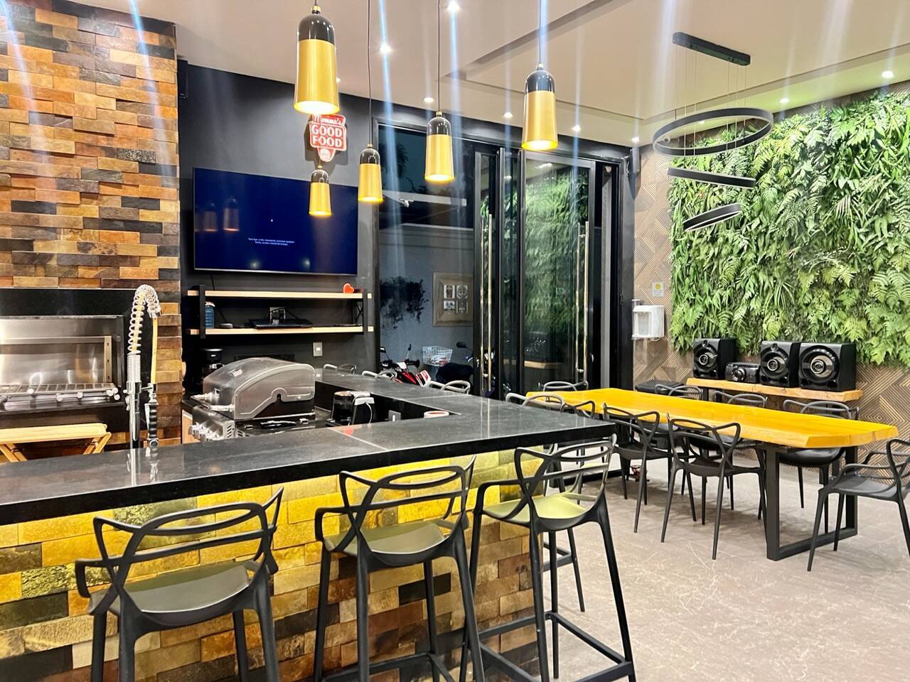 Residência Assinada por Karina Stein com 11 Suítes e Infraestrutura Completa de Lazer