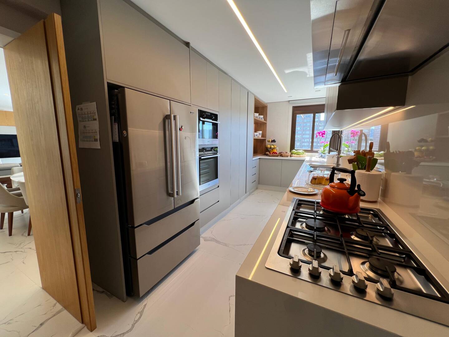 Apartamento mobiliado no ATRIA Alphaville com 3 suítes e automação completa