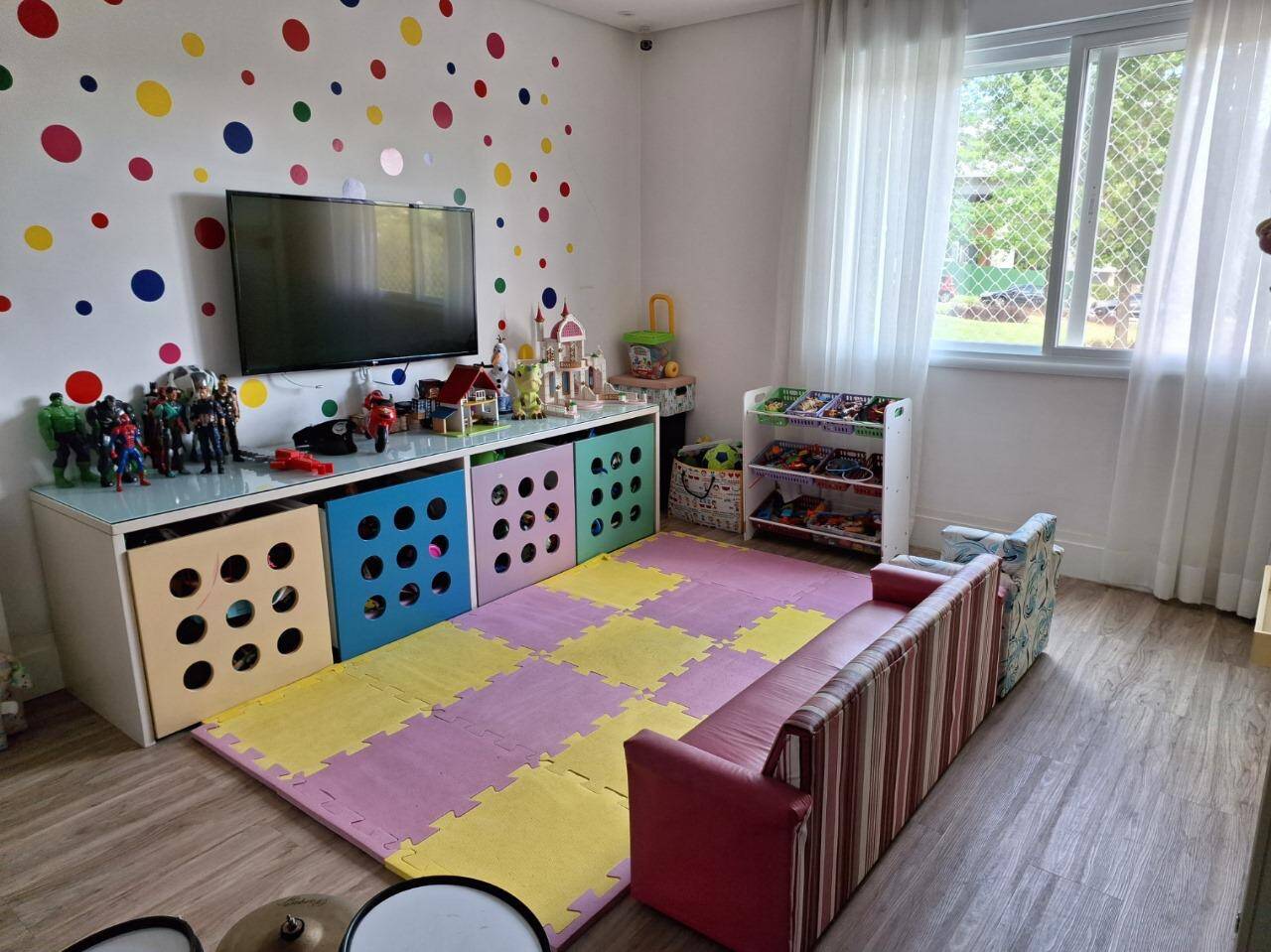 Casa com fundo para mata - Residencial Tamboré 11 - Venda porteira fechada.