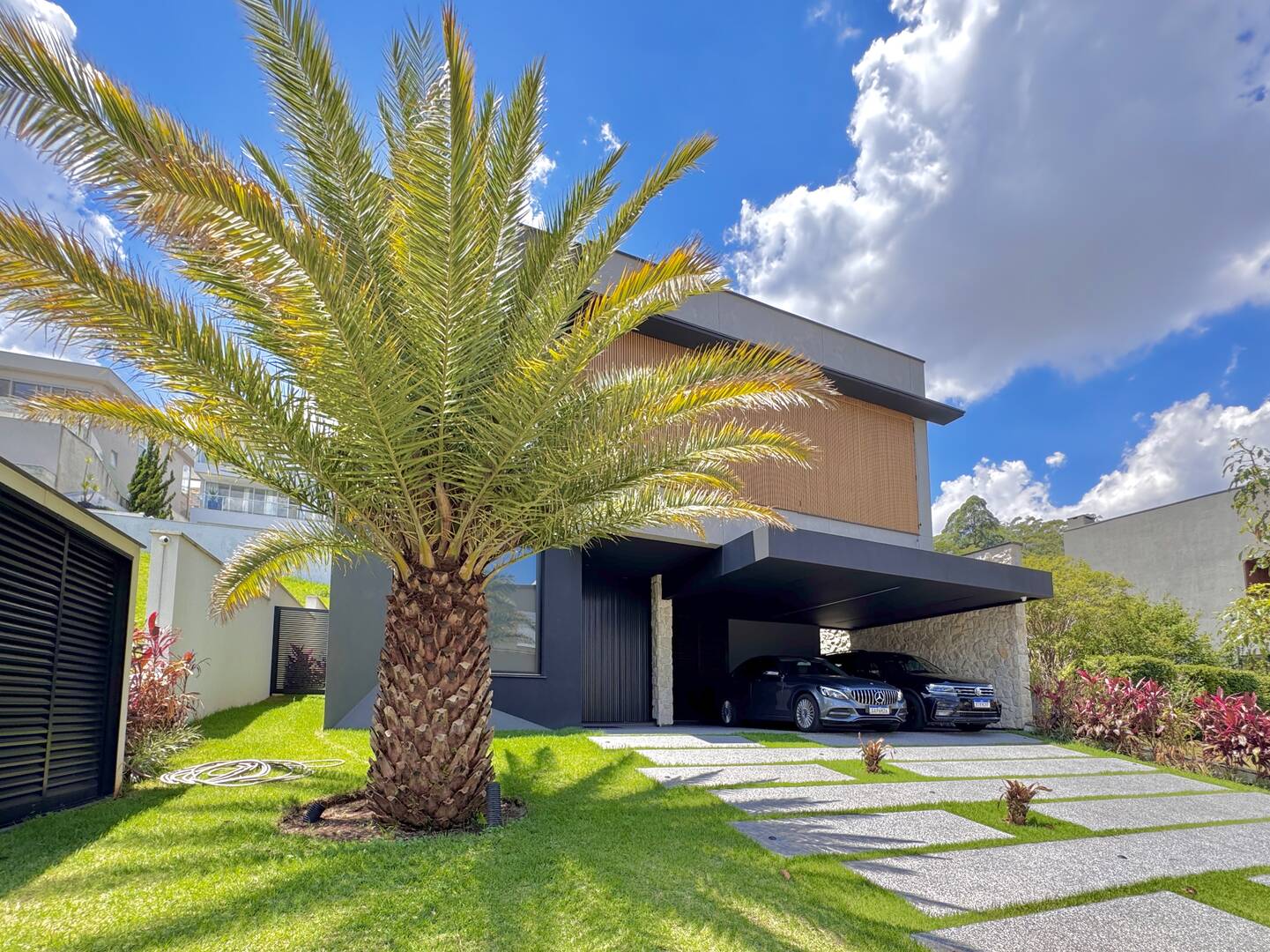 Casa nova e mobiliada à venda no Villa Solaia com 4 suítes e lazer completo