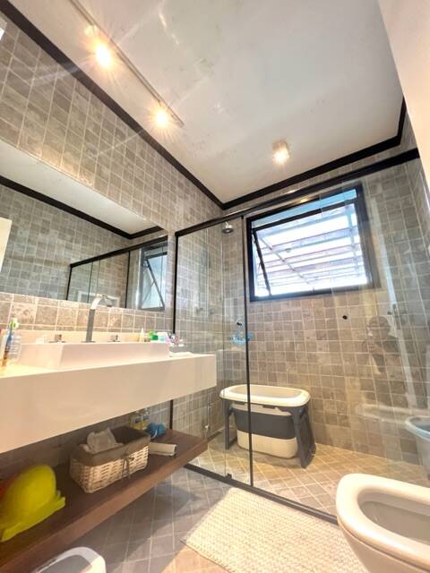 Casa Totalmente Reformada à Venda no Tamboré 1 | 5 Suítes e Ambientes Integrados