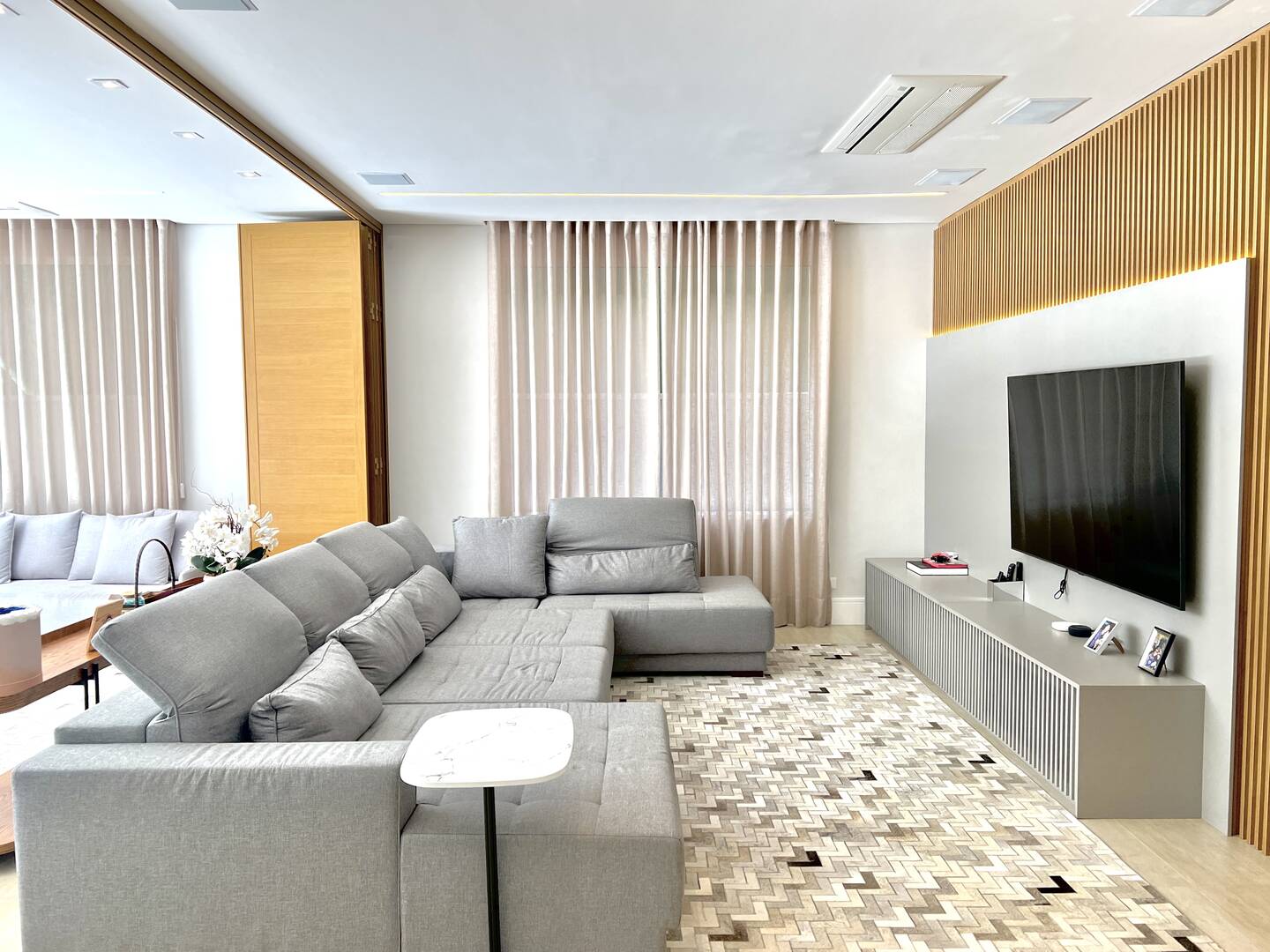 Casa Tamboré 10 mobiliada à venda em Alphaville | 4 suítes, automação e pronta para morar