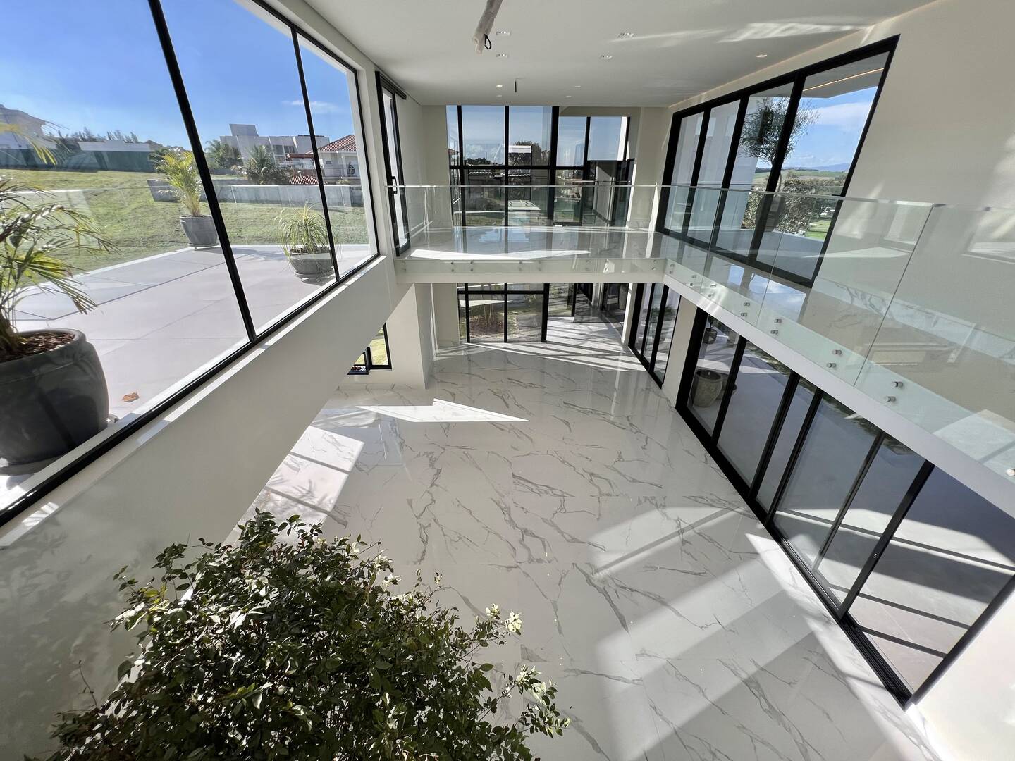 Casa contemporânea à venda na Fazenda Serra Azul com 4 suítes e lazer completo