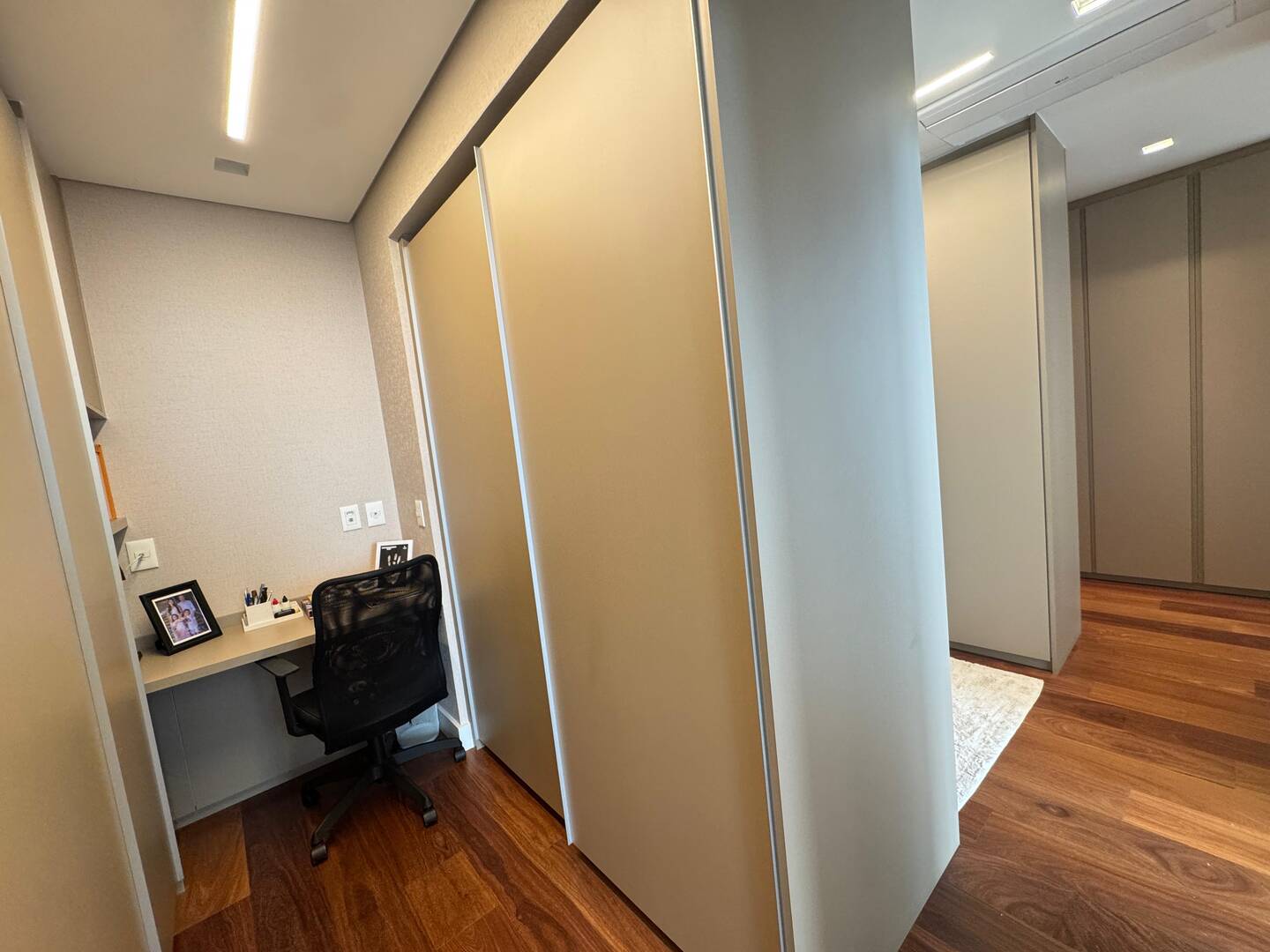 Apartamento mobiliado no ATRIA Alphaville com 3 suítes e automação completa