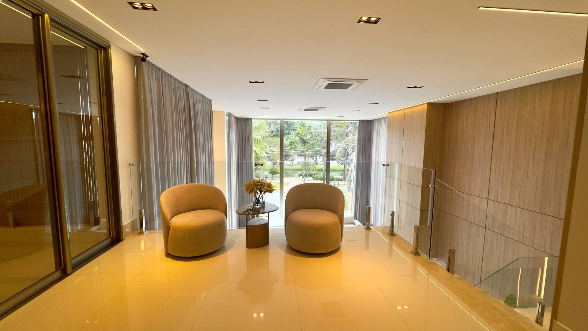 Casa de Alto Padrão à Venda no Tamboré 3 | Frente para o Lago | 5 Suítes | 870 m²