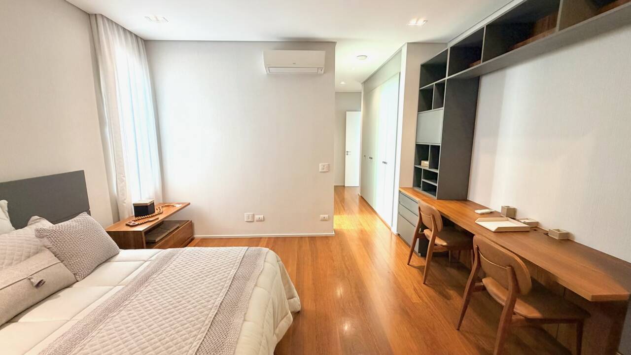Casa à Venda no Tamboré 3 com 5 Suítes, Man Cave Exclusiva e Lazer Completo