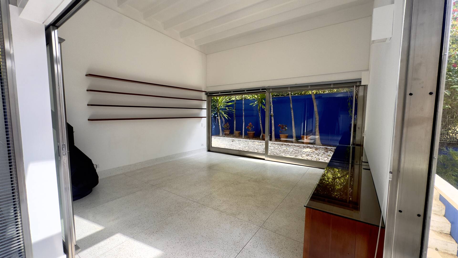 Residência Assinada por George Mills no Tamboré 1 com Arquitetura Autoral e 1.525 m² de Terreno