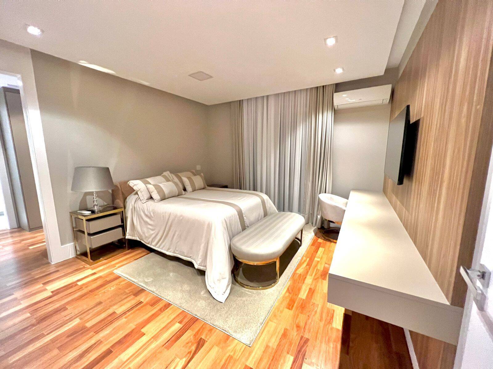 Casa com 5 suítes, elevador e lazer completo à venda em Alphaville