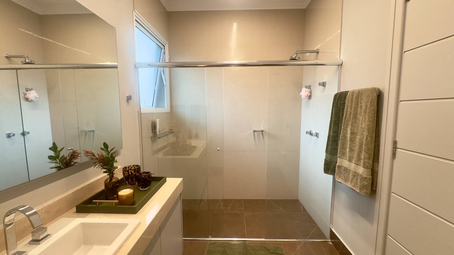 Casa Contemporânea no Tamboré 1 com 3.167 m² de Terreno e Vista Permanente para a Mata