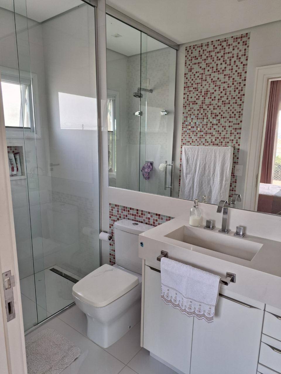 Casa com fundo para mata - Residencial Tamboré 11 - Venda porteira fechada.