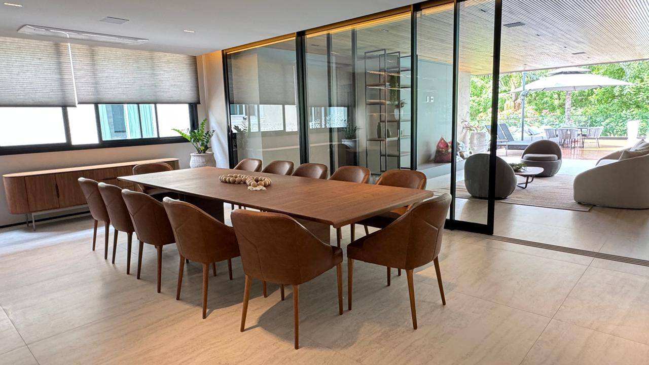 Casa à venda no Tamboré 2 com 5 suítes, duas adegas, elevador e vista permanente