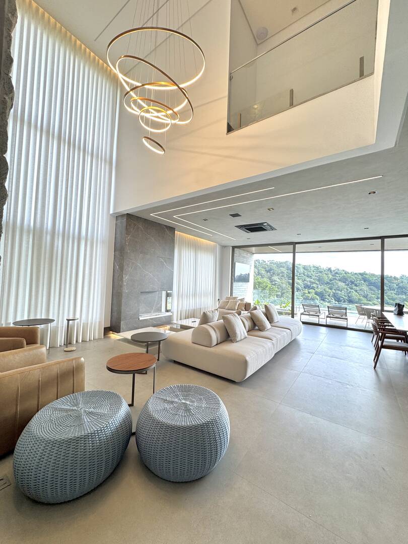 Casa contemporânea com lazer completo e elevador