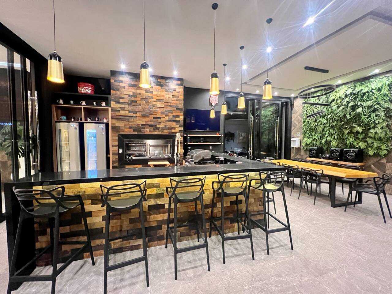 Residência Assinada por Karina Stein com 11 Suítes e Infraestrutura Completa de Lazer