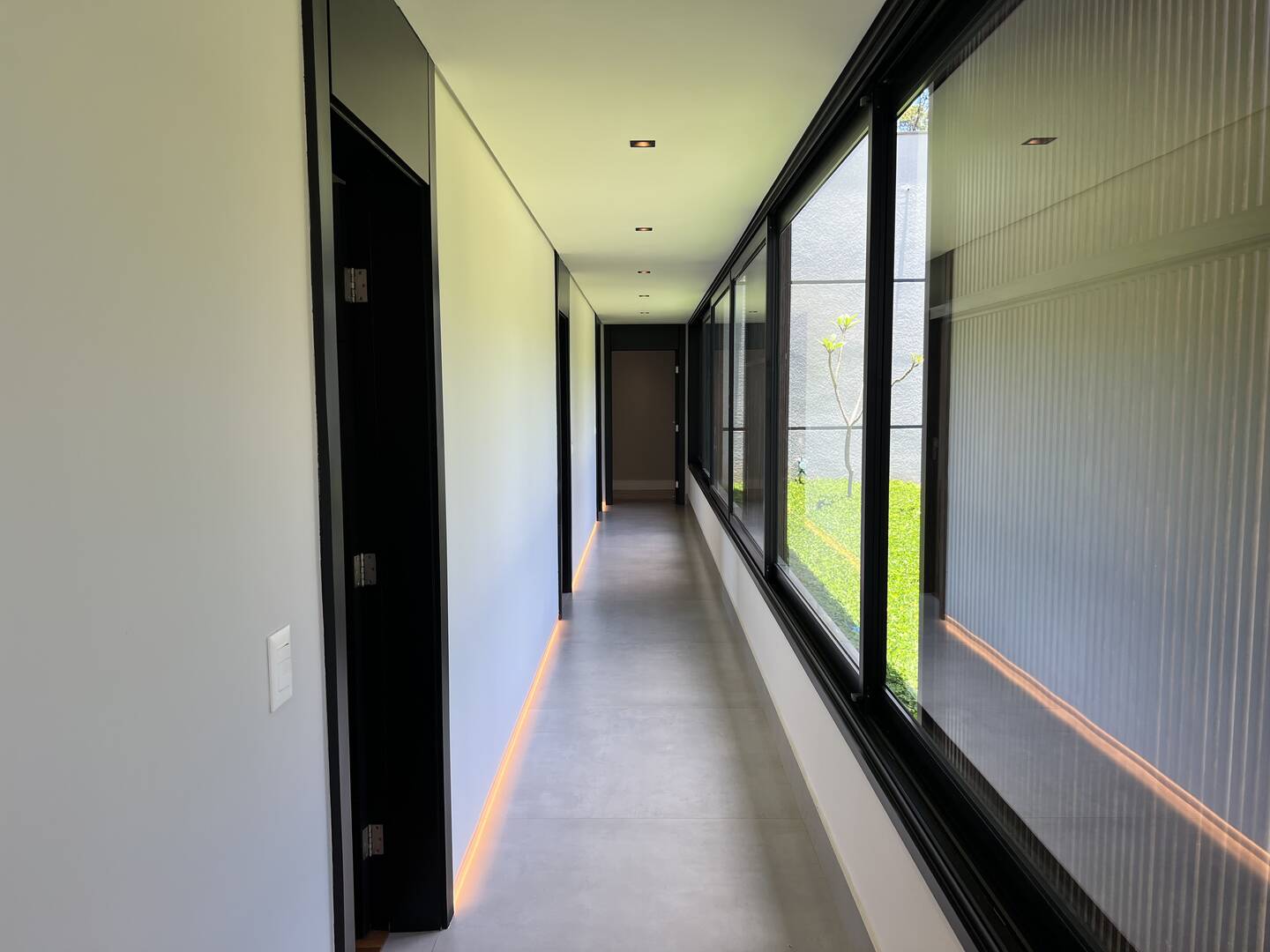 Casa Contemporânea na Esquina Mais Alta de Alphaville com 4 Suítes e Projeto de Expansão