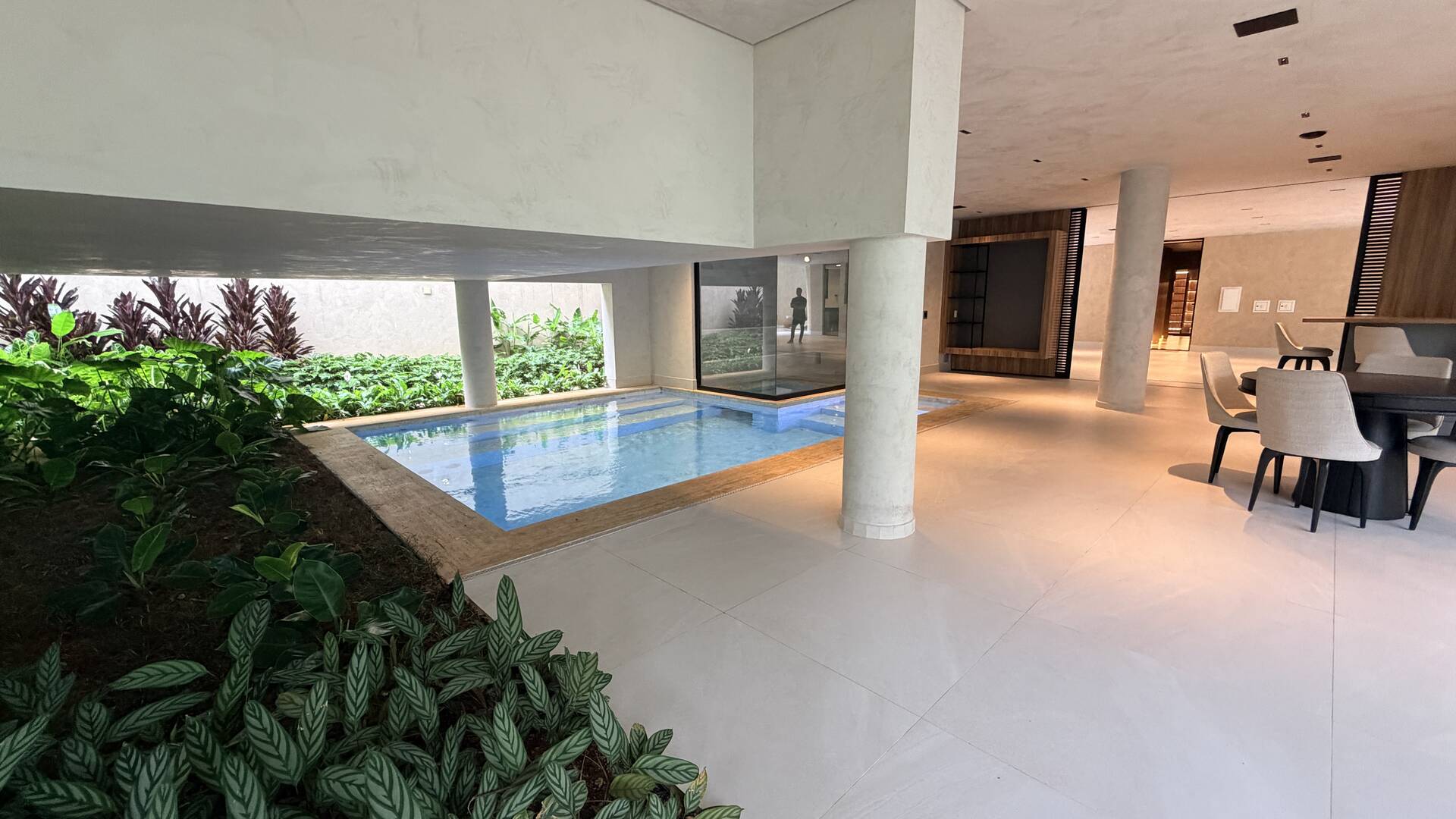 Casa à venda no Tamboré 2 com 5 suítes, duas adegas, elevador e vista permanente