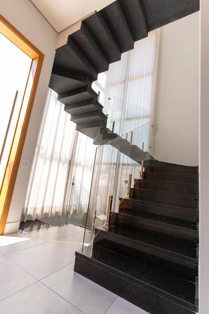 Casa Contemporânea à Venda em Alphaville com 4 Suítes, Spa e Projeto Inteligente