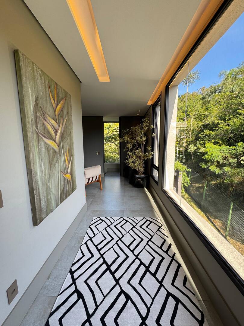 Casa contemporânea com vista para o lago e mata preservada no Gênesis 2