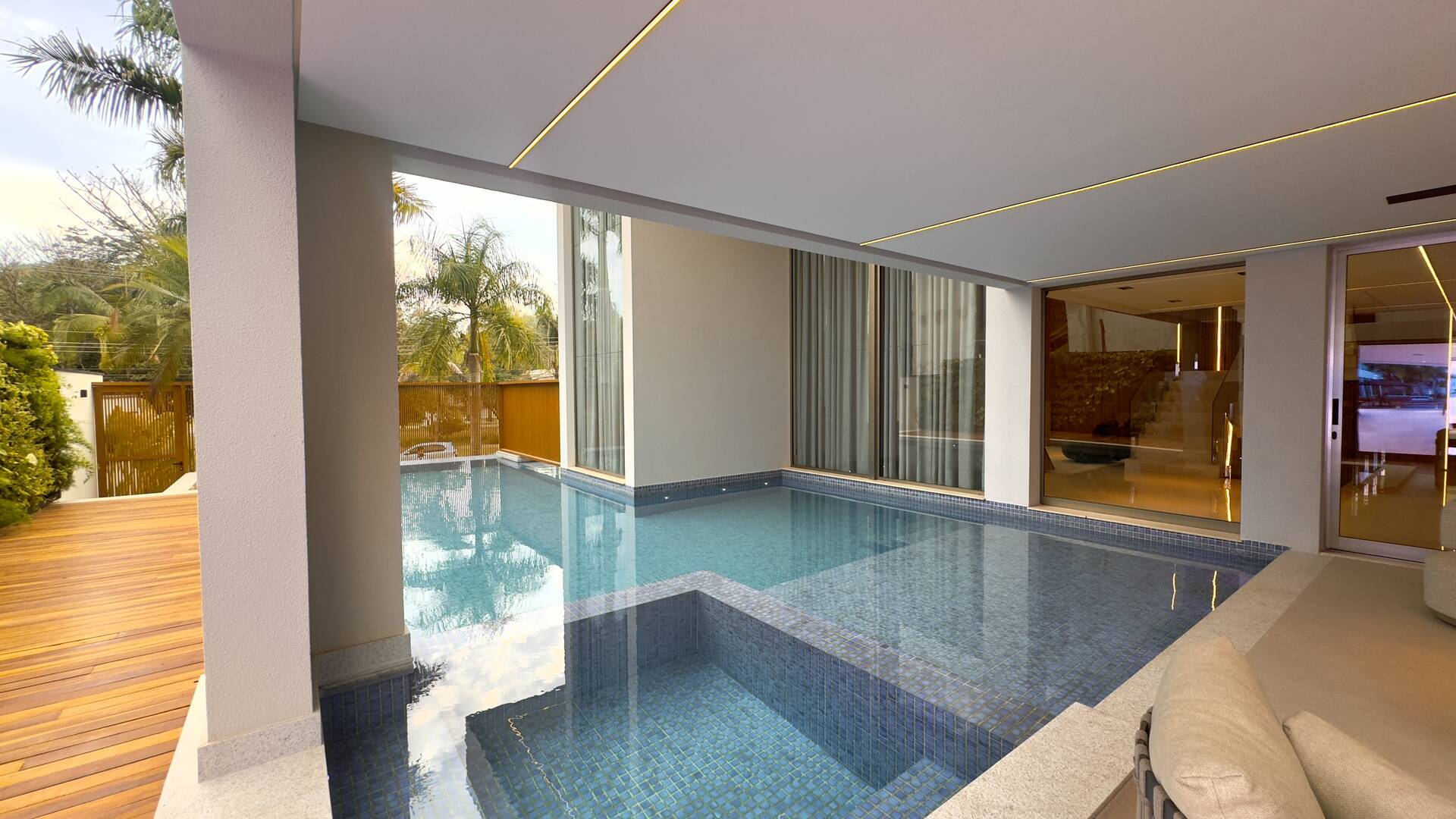 Casa de Alto Padrão à Venda no Tamboré 3 | Frente para o Lago | 5 Suítes | 870 m²