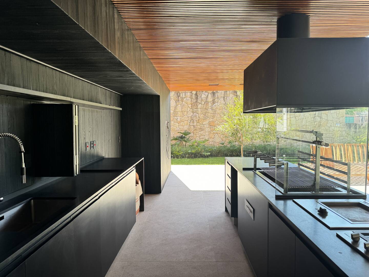Casa contemporânea com 4 suítes, arquitetura autoral e área de lazer integrada