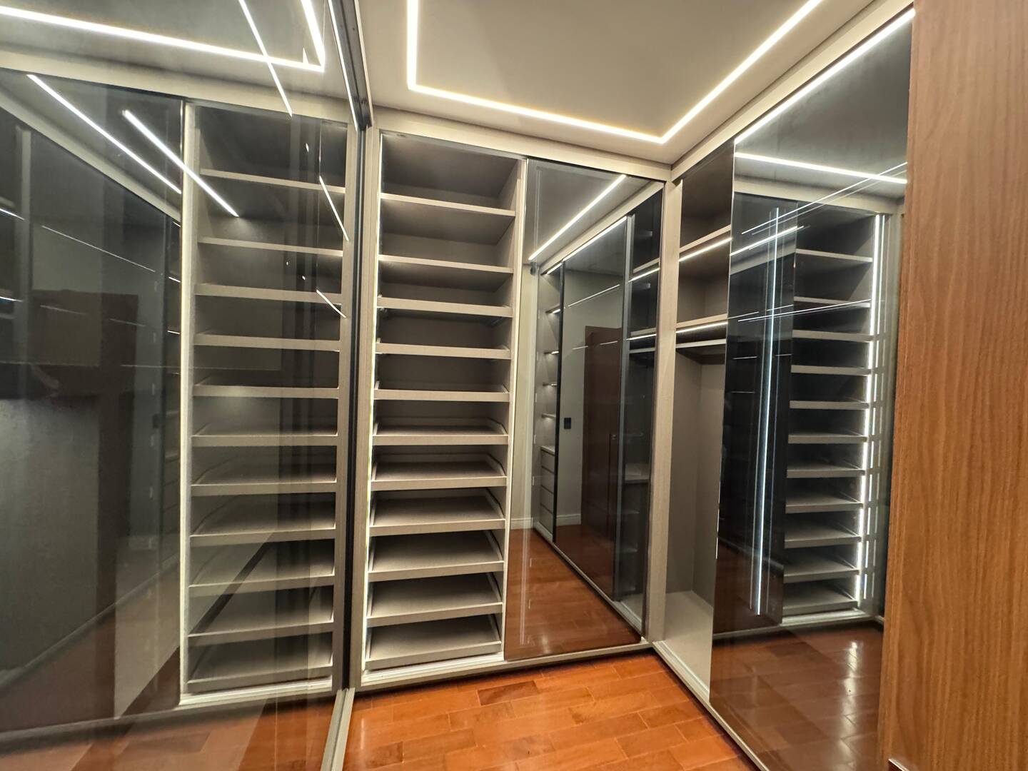 Casa mobiliada à venda no Gênesis 2 com 3 suítes, automação e adega climatizada