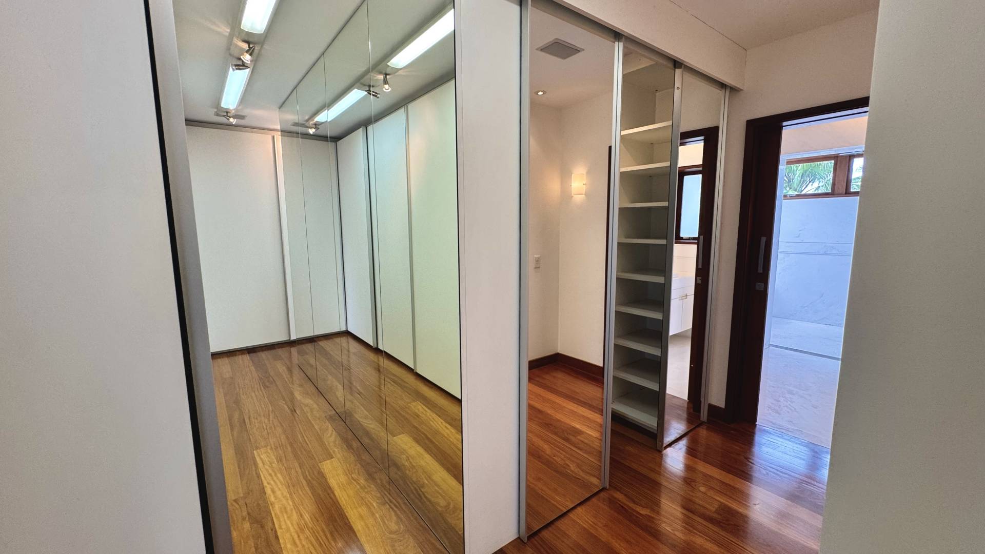 Casa com 6.300m² de terreno privativo - Residencial Tamboré 1