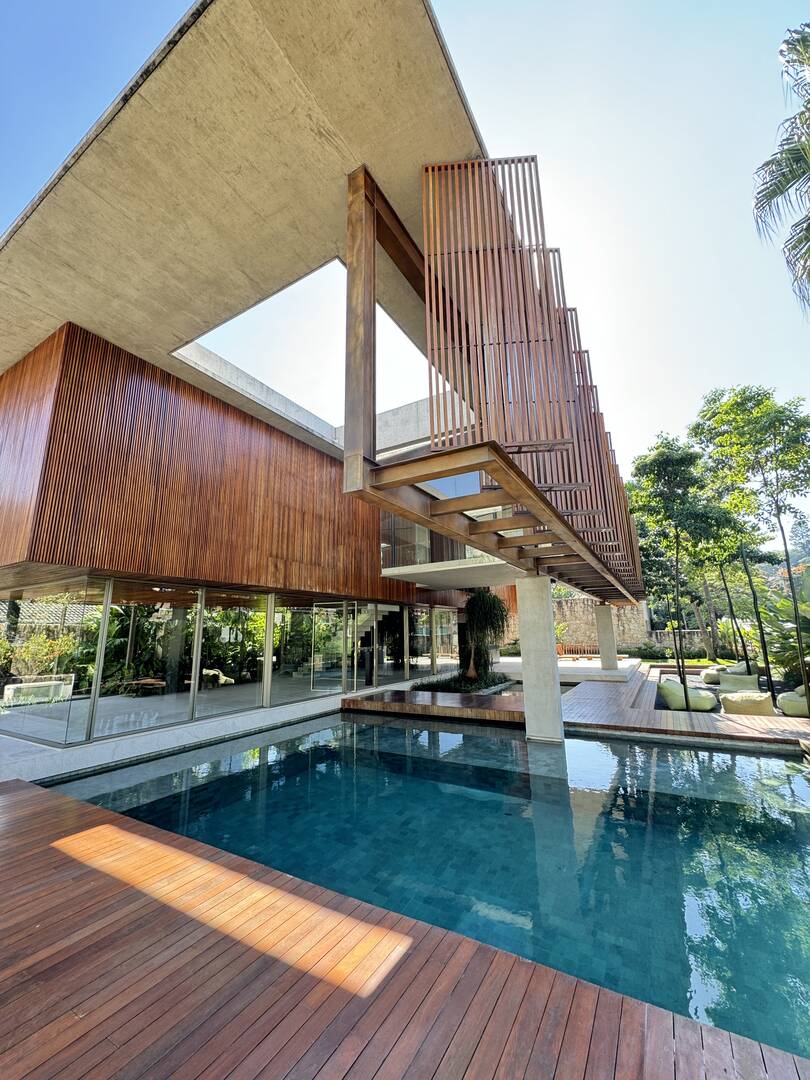 Casa contemporânea com 4 suítes, arquitetura autoral e área de lazer integrada