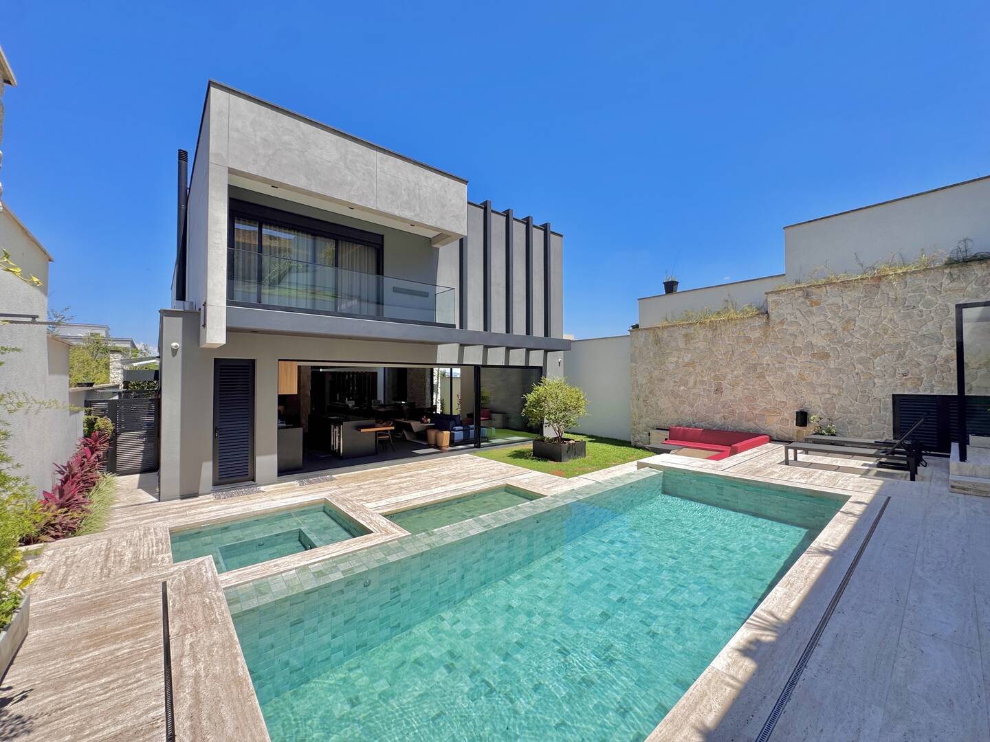 Casa nova e mobiliada à venda no Villa Solaia com 4 suítes e lazer completo