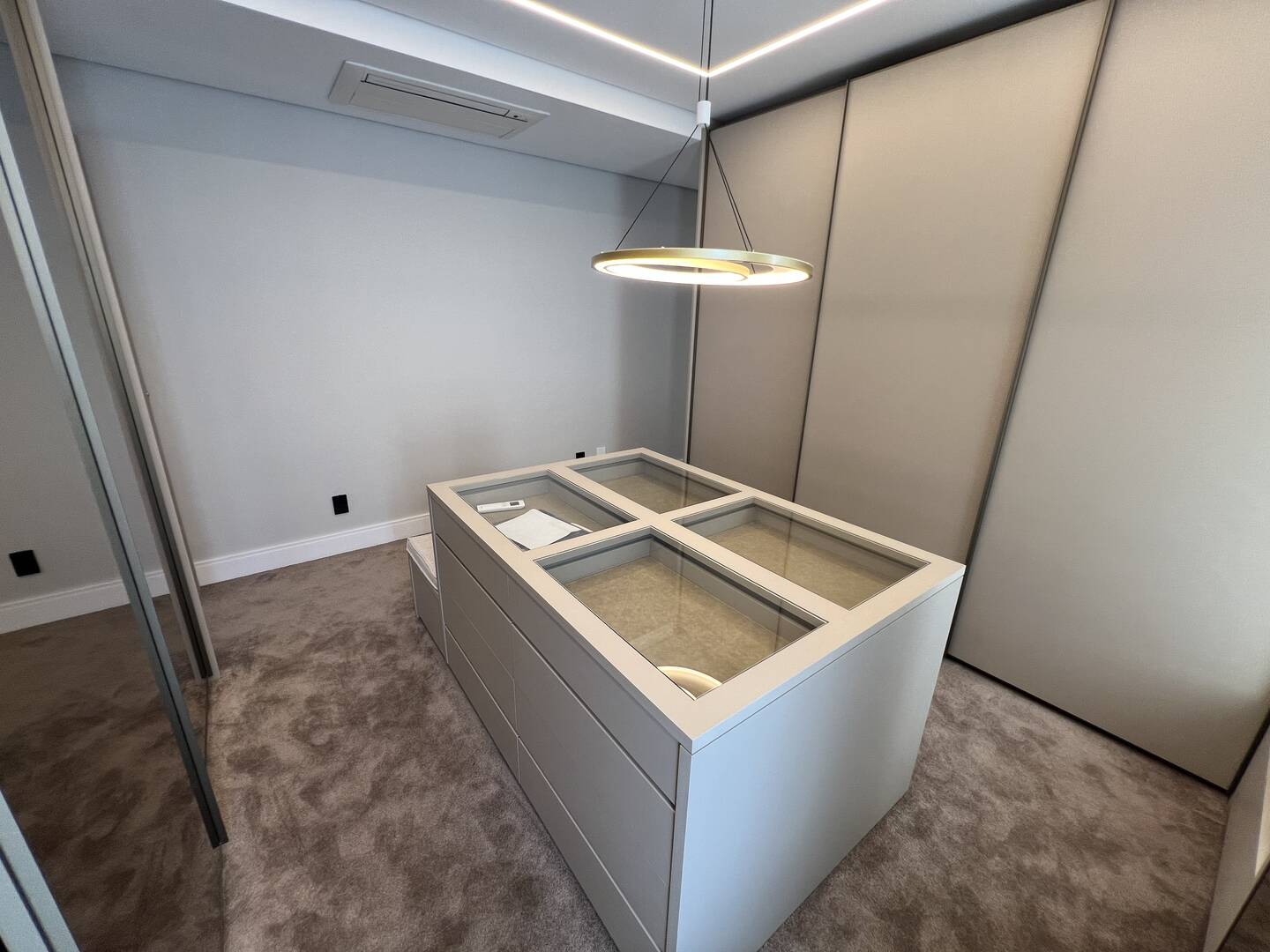 Apartamento à venda no Condomínio Oiapoque em Alphaville com 360 m², 4 suítes e 5 vagas