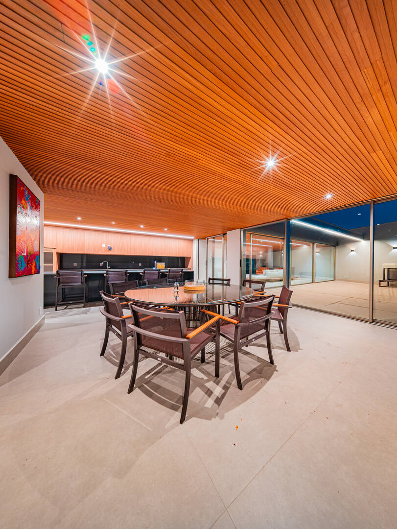 Casa porteira fechada à venda em Alphaville | 5 suítes, rooftop e mobiliada