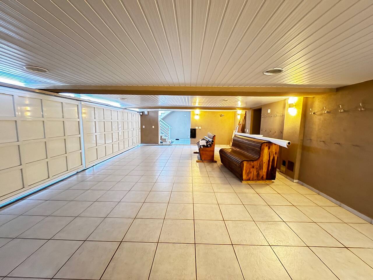 Casa de Alto Padrão Mobiliada com 4 Suítes, Quadra de Tênis Oficial e Lazer Completo em Alphaville
