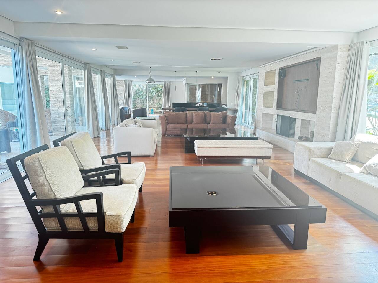 Casa de Alto Padrão Mobiliada com 4 Suítes, Quadra de Tênis Oficial e Lazer Completo em Alphaville