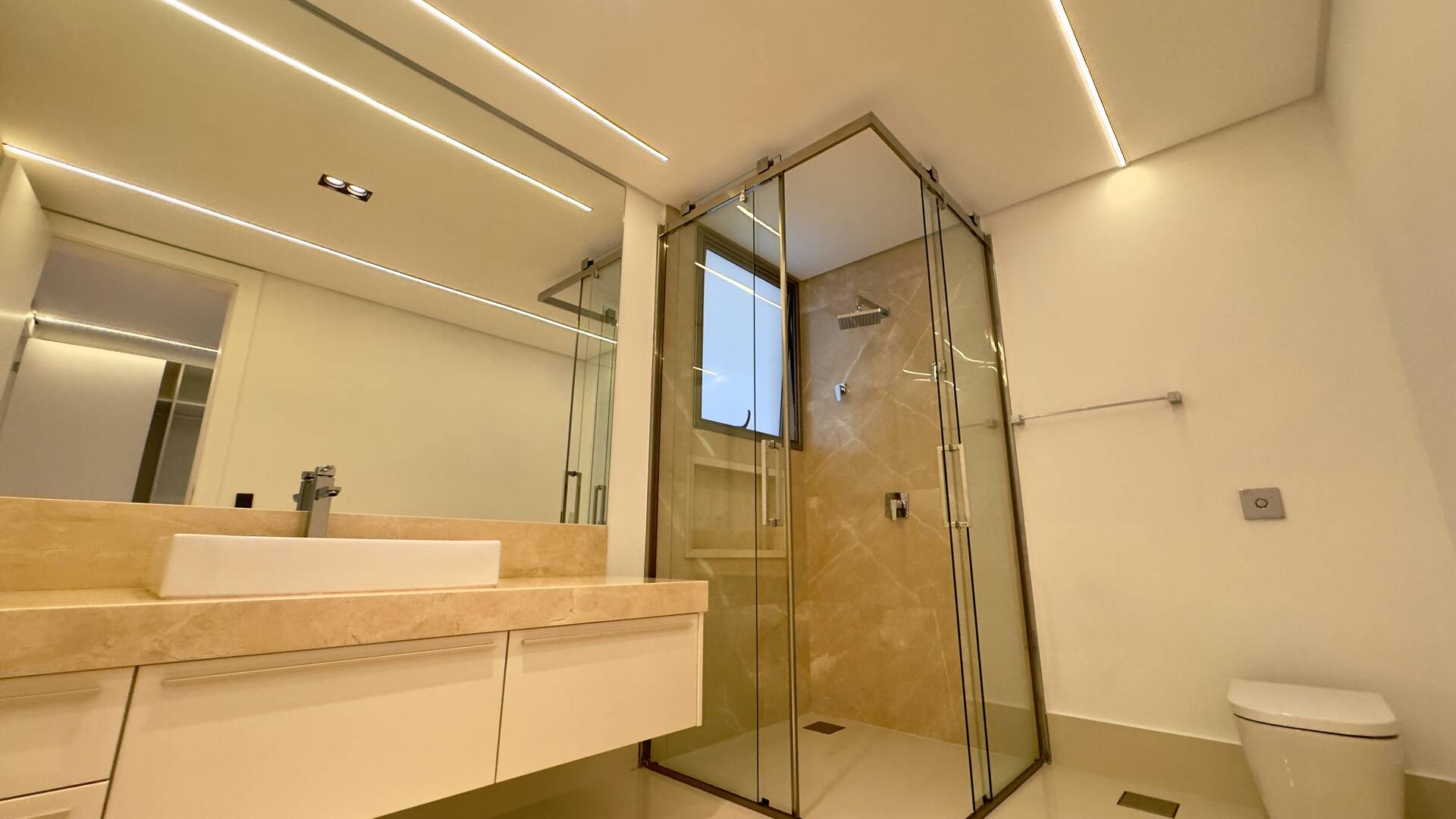 Casa de Alto Padrão à Venda no Tamboré 3 | Frente para o Lago | 5 Suítes | 870 m²