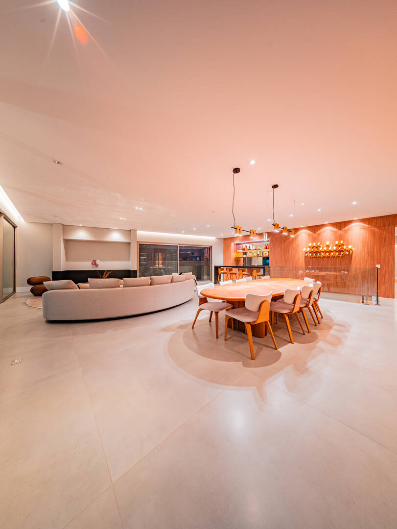 Casa porteira fechada à venda em Alphaville | 5 suítes, rooftop e mobiliada