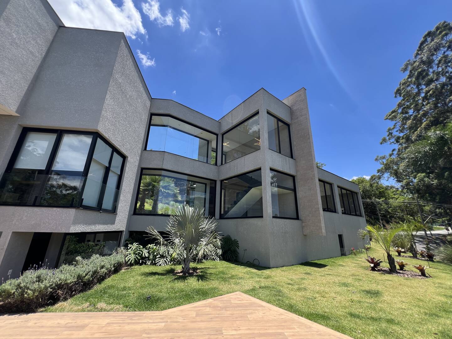 Casa Contemporânea na Esquina Mais Alta de Alphaville com 4 Suítes e Projeto de Expansão