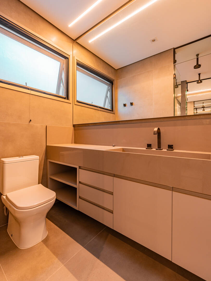 Casa porteira fechada à venda em Alphaville | 5 suítes, rooftop e mobiliada
