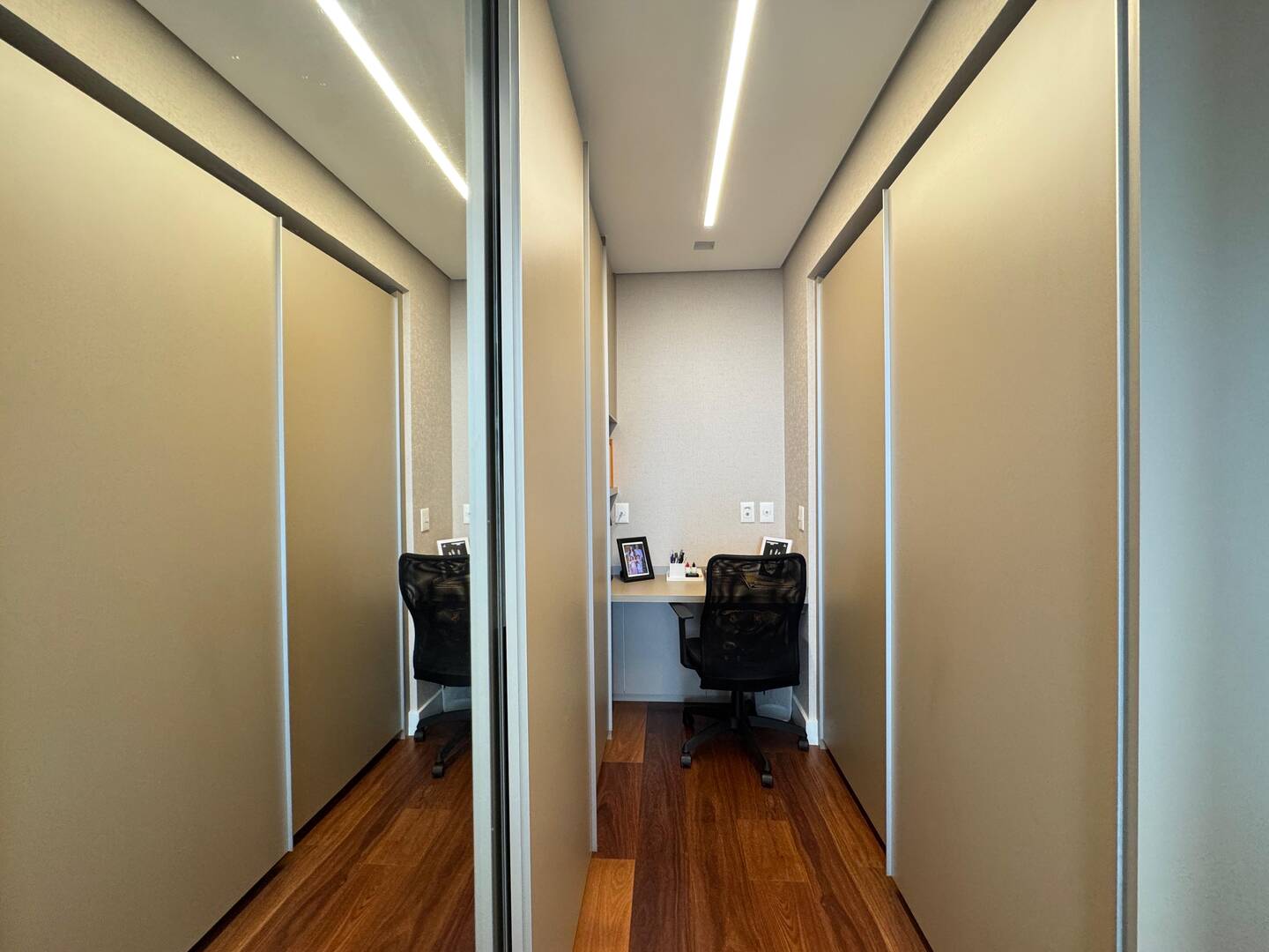 Apartamento mobiliado no ATRIA Alphaville com 3 suítes e automação completa