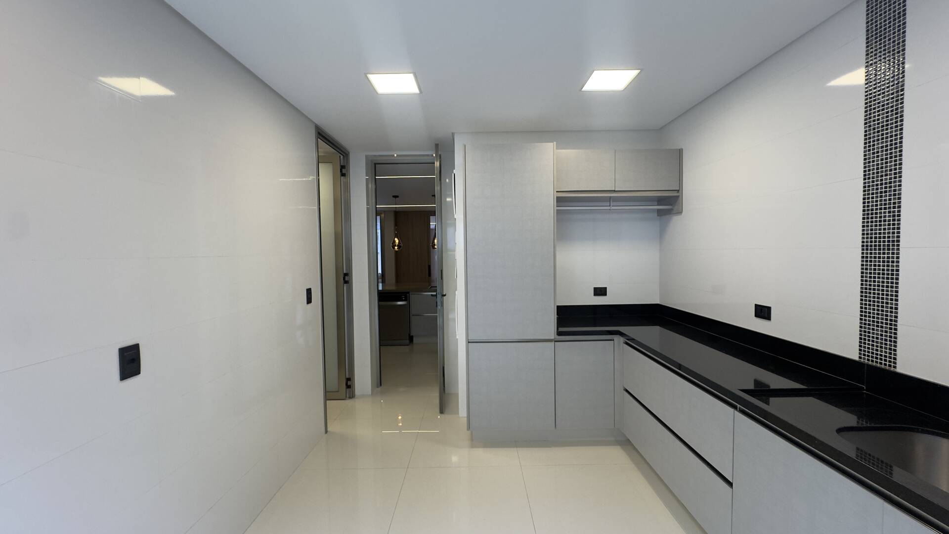 Casa de Alto Padrão à Venda no Tamboré 3 | Frente para o Lago | 5 Suítes | 870 m²