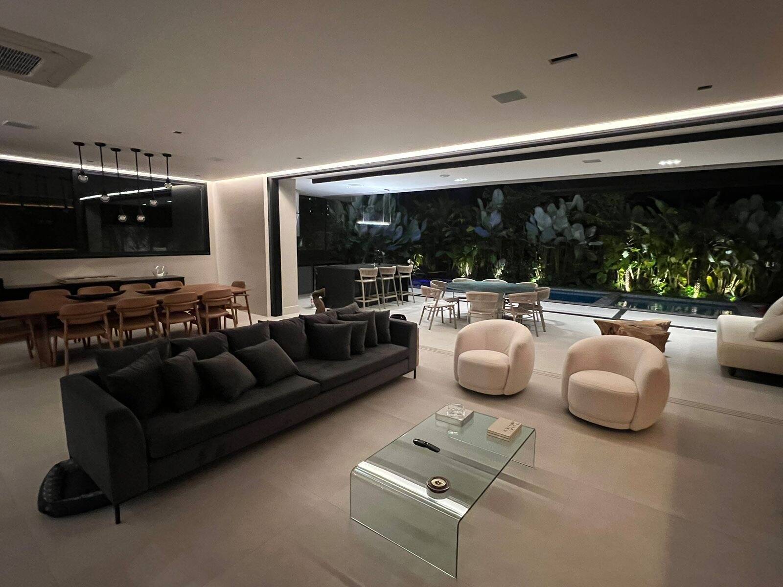 Casa recém-construída à venda no Alphaville Residencial 1 com 4 suítes e automação