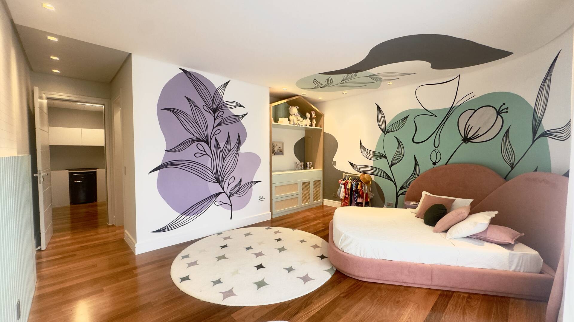 Casa Contemporânea no Tamboré 1 com 3.167 m² de Terreno e Vista Permanente para a Mata