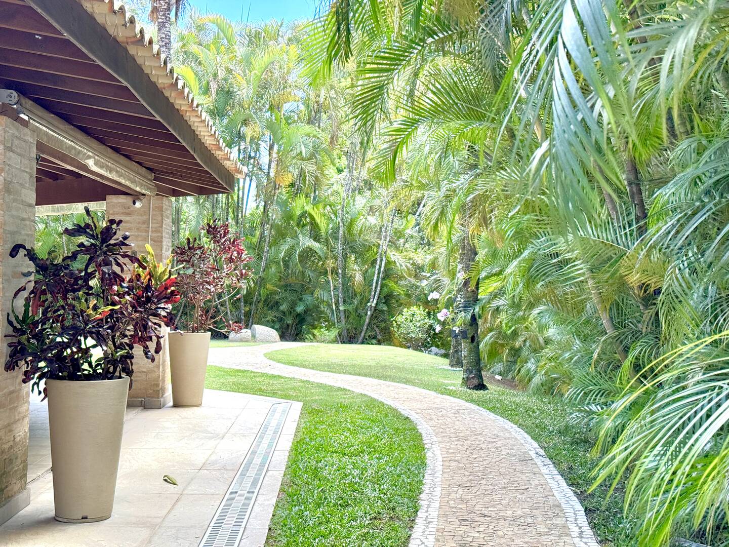 Casa à Venda no Tamboré 1 com 4.000 m², Vista Permanente e Estilo Casa de Campo