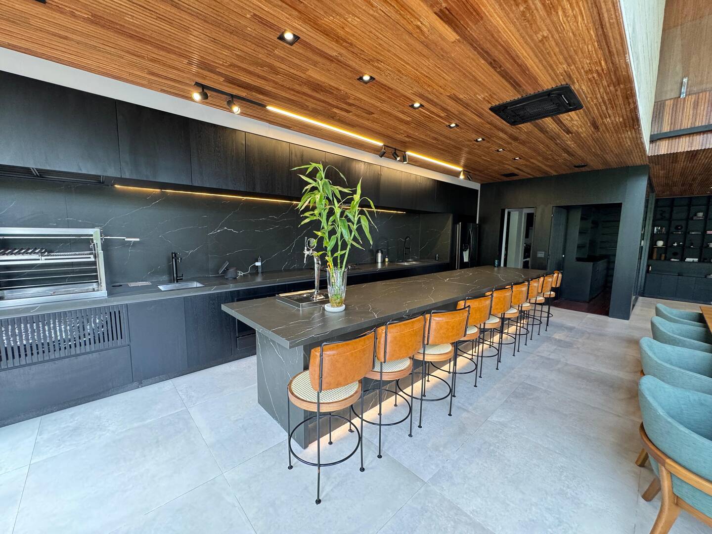 Casa mobiliada à venda no Gênesis 2 com 3 suítes, automação e adega climatizada
