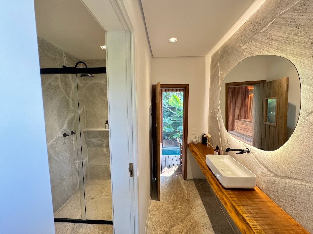 Casa totalmente reformada e mobiliada à venda no Alphaville Residencial 1 com 4 suítes