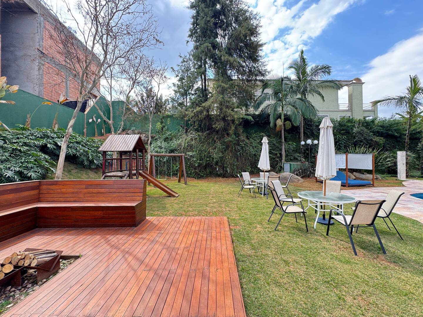 Casa Contemporânea à Venda no Tamboré 1 com 5 Suítes e Lazer Integrado