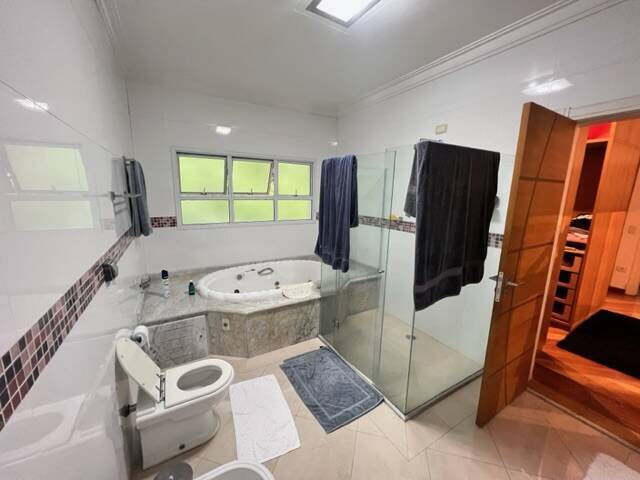Casa no Tamboré 1 com 6 Suítes e Fundo para Ampla Área Verde Privativa