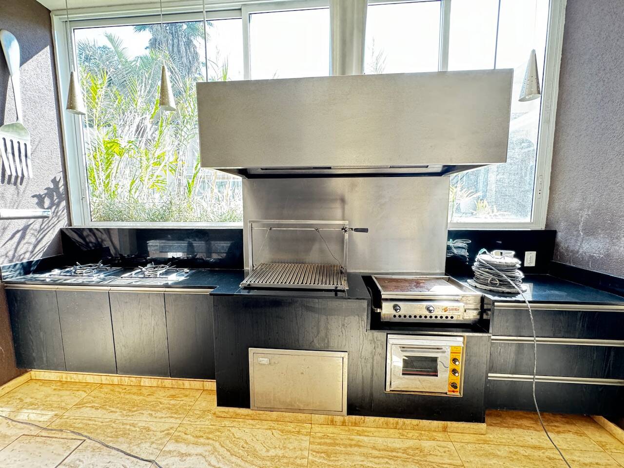 Casa de Alto Padrão Mobiliada com 4 Suítes, Quadra de Tênis Oficial e Lazer Completo em Alphaville